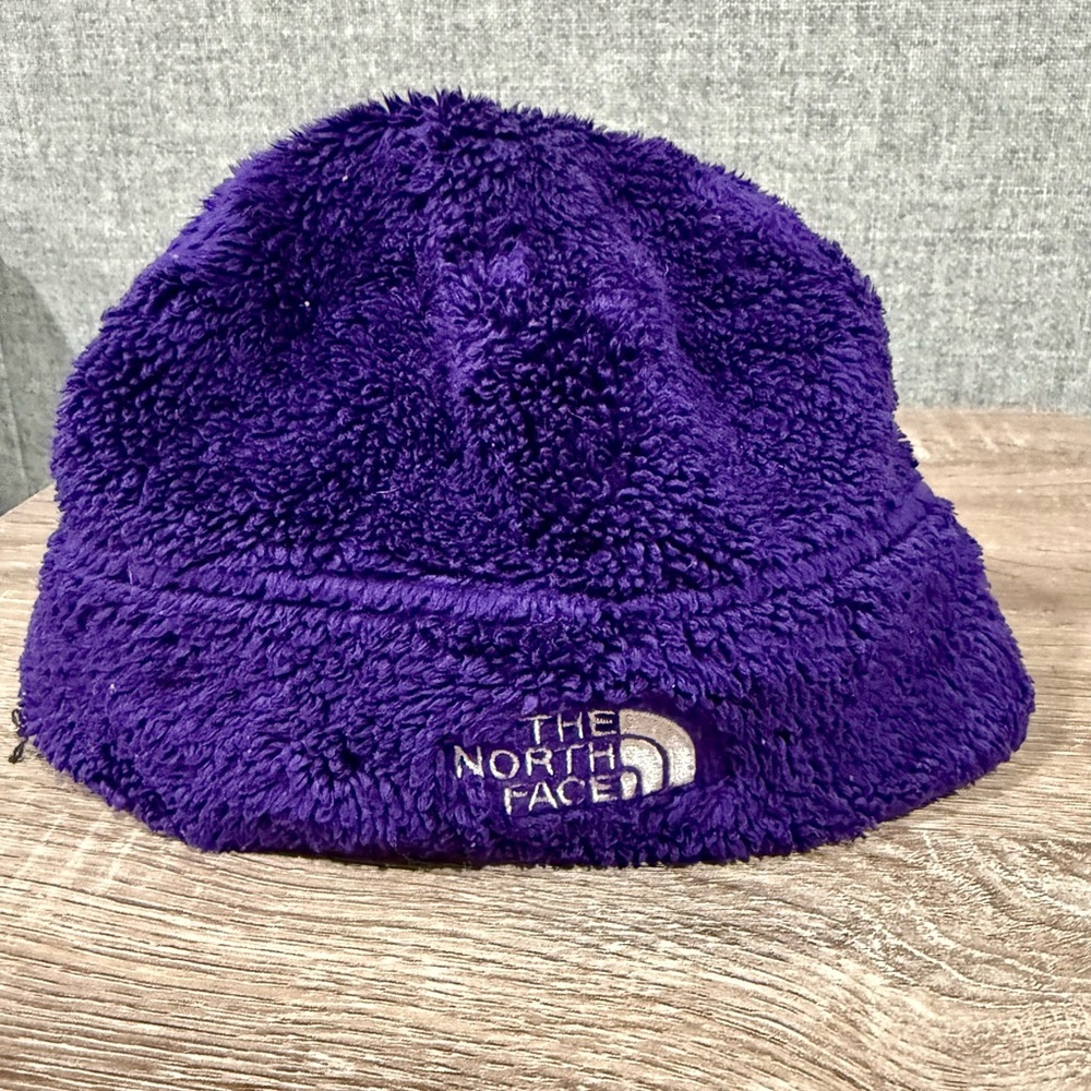 The North Face youth/child Osito style winter hat.One size (small child age 3-8)